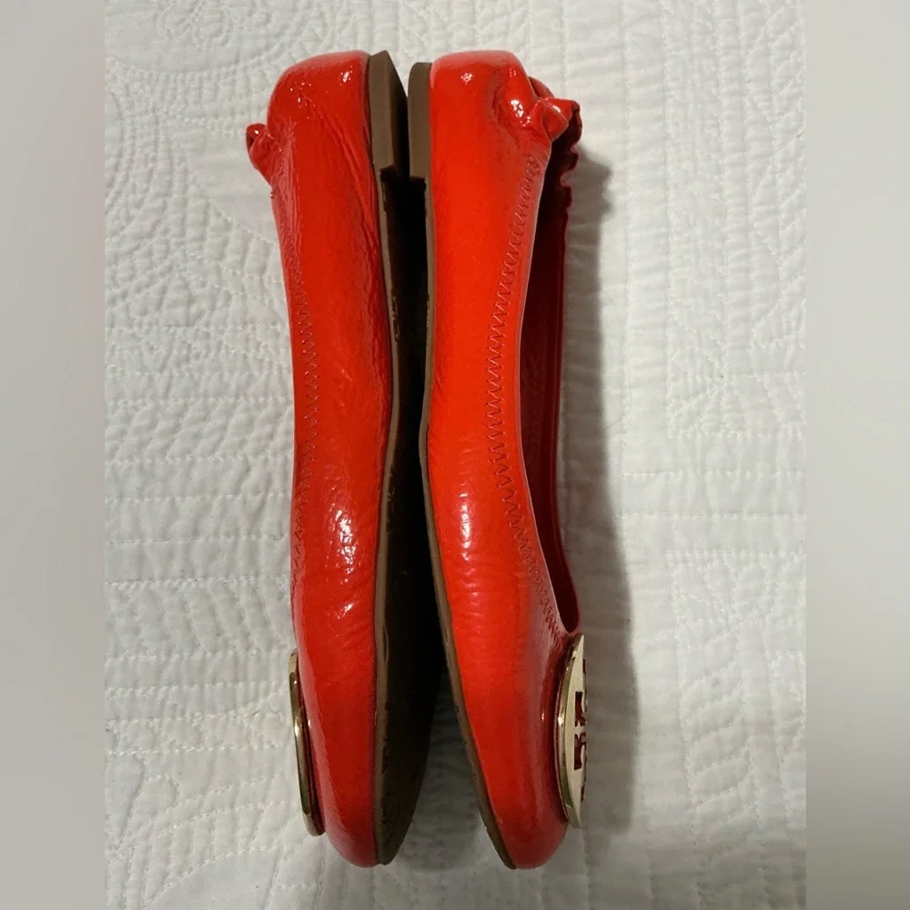Tory Burch Reva Patent Leather Flats Orange Gold Medallion Size 9.5